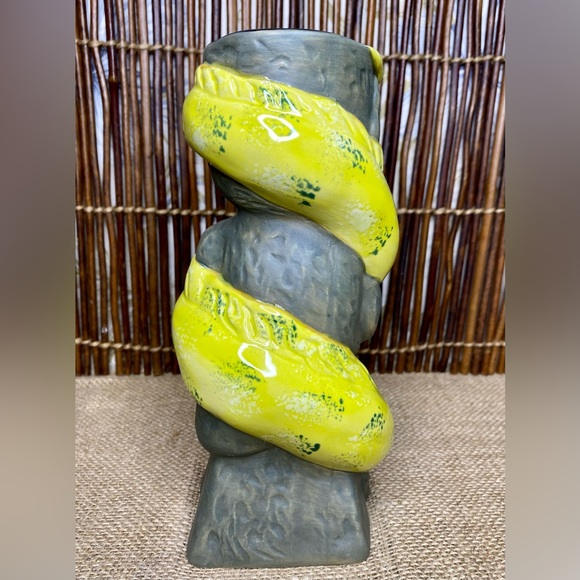 Trader Vic's 2023 Kiai Tiki Mug Shima Ceramics Hawaiian Yellow Moray Eel - Picture 8 of 13